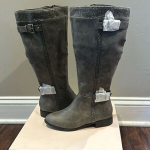 ❌ SOLD ❌NEW IN BOX Just Fab boots 8